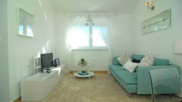 Appartement, uitzicht op zee | Woonruimte | Flatscreentelevisie