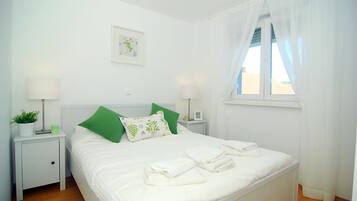 Appartement, uitzicht op zee | 2 slaapkamers, een bureau, geluiddichte muren