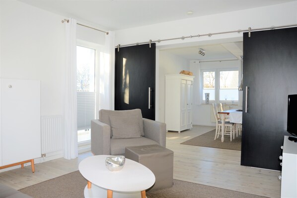 Apartment, Balcony | Living area | Flat-screen TV, fireplace - Villa Herbstwind in Binz (Binz)