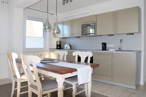 Apartment, Balcony | Private kitchen | Fridge, microwave, oven, stovetop - Villa Herbstwind in Binz (Binz)