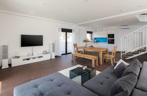 Huvila, 4 makuuhuonetta | Oleskelualue | Taulutelevisio