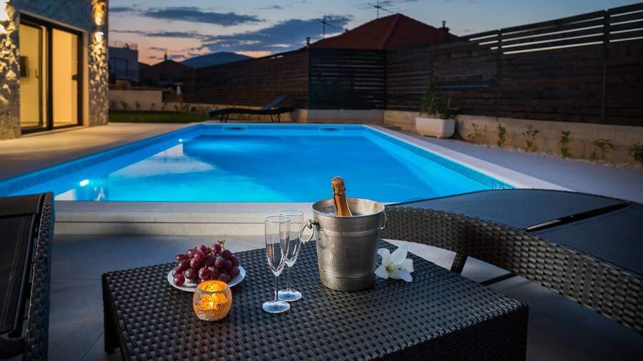 Villa Salt - 10 people, heated pool, Trogir, near beach & Split airport