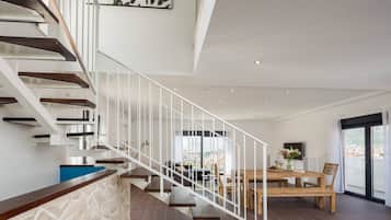 Villa, 4 Schlafzimmer | Wohnbereich | Flachbildfernseher