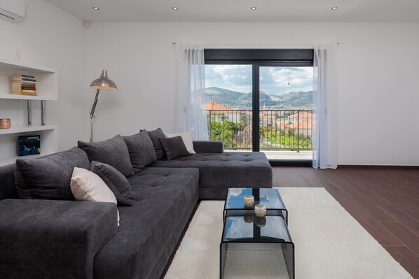 Huvila, 4 makuuhuonetta | Oleskelualue | Taulutelevisio