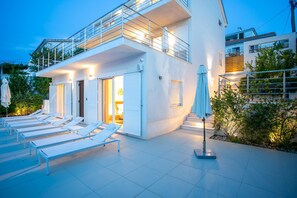 Fassade der Unterkunft – Abend/Nacht