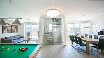 Luksus-villa - 4 soveværelser - havudsigt | Opholdsområde | 32-tommers fladskærms-tv med satellitkanaler, tv, bordtennisbord