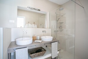 Vila Mewah, 4 kamar tidur, pemandangan laut | Kamar mandi | Shower, perlengkapan mandi gratis, pengering rambut, dan jubah mandi