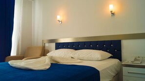 Quarto casal ou duplo standard | 1 quarto, cofres nos quartos, escrivaninha, berços grátis