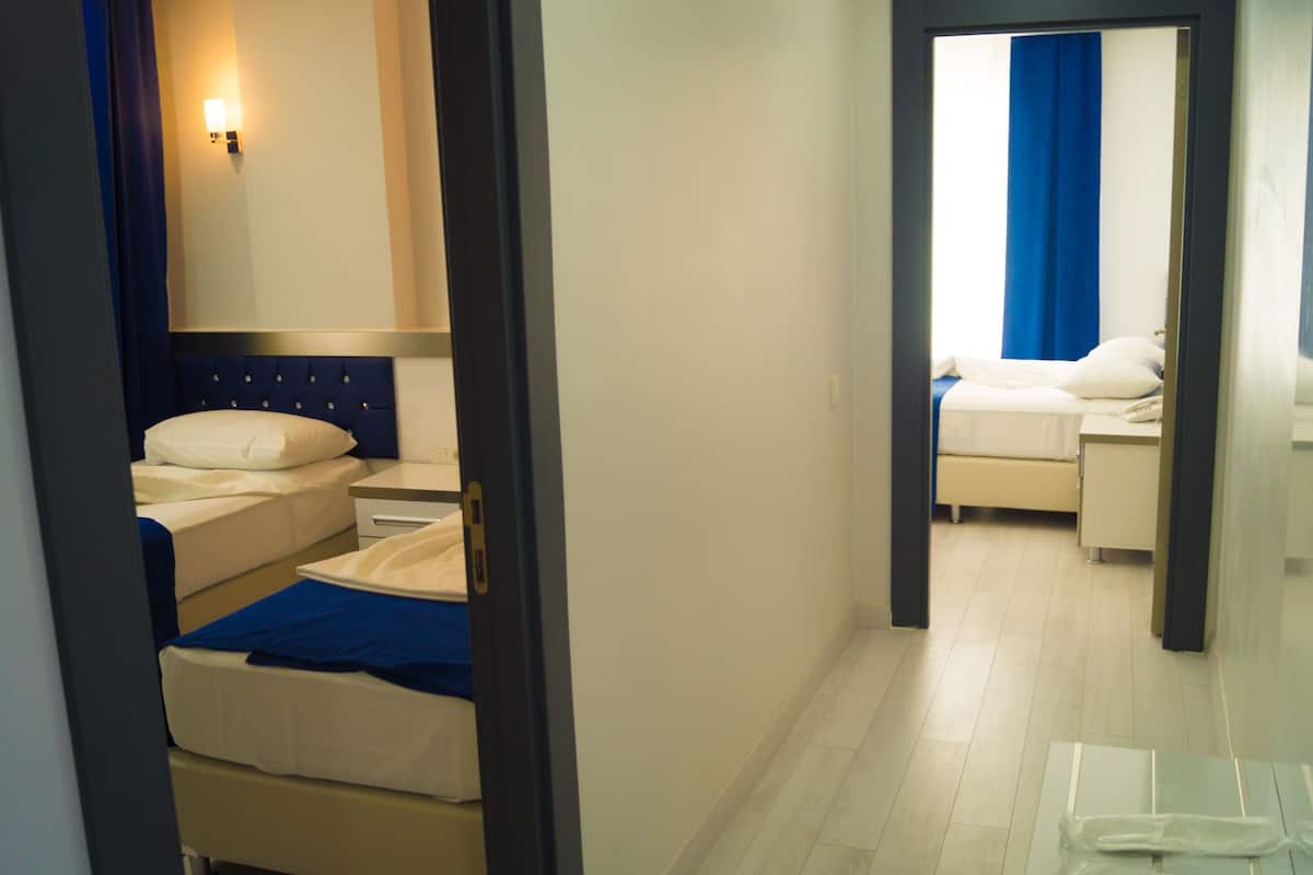 Suite familiar | 1 habitación, caja de seguridad en la habitación y escritorio