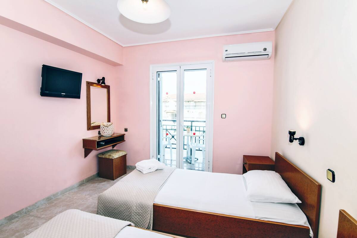 Double Room | WiFi (free), bed sheets