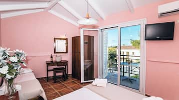 Triple Room | Free WiFi, bed sheets