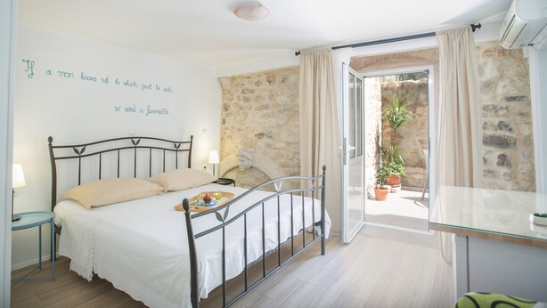 Une chambre à coucher avec un lit, une table de chevet et une vue sur l’extérieur.