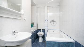 Habitación doble (A2) | Baño | Ducha, secador de pelo, toallas y jabón