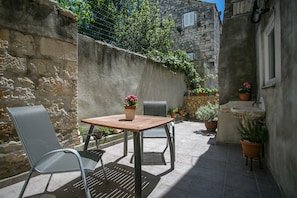 Double Room, Terrace (A1) | Blackout drapes, free WiFi, bed sheets - Guesthouse Mendi (Trogir)