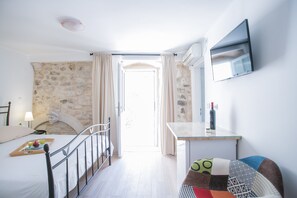 Double Room, Terrace (A1) | Interior - Guesthouse Mendi (Trogir)