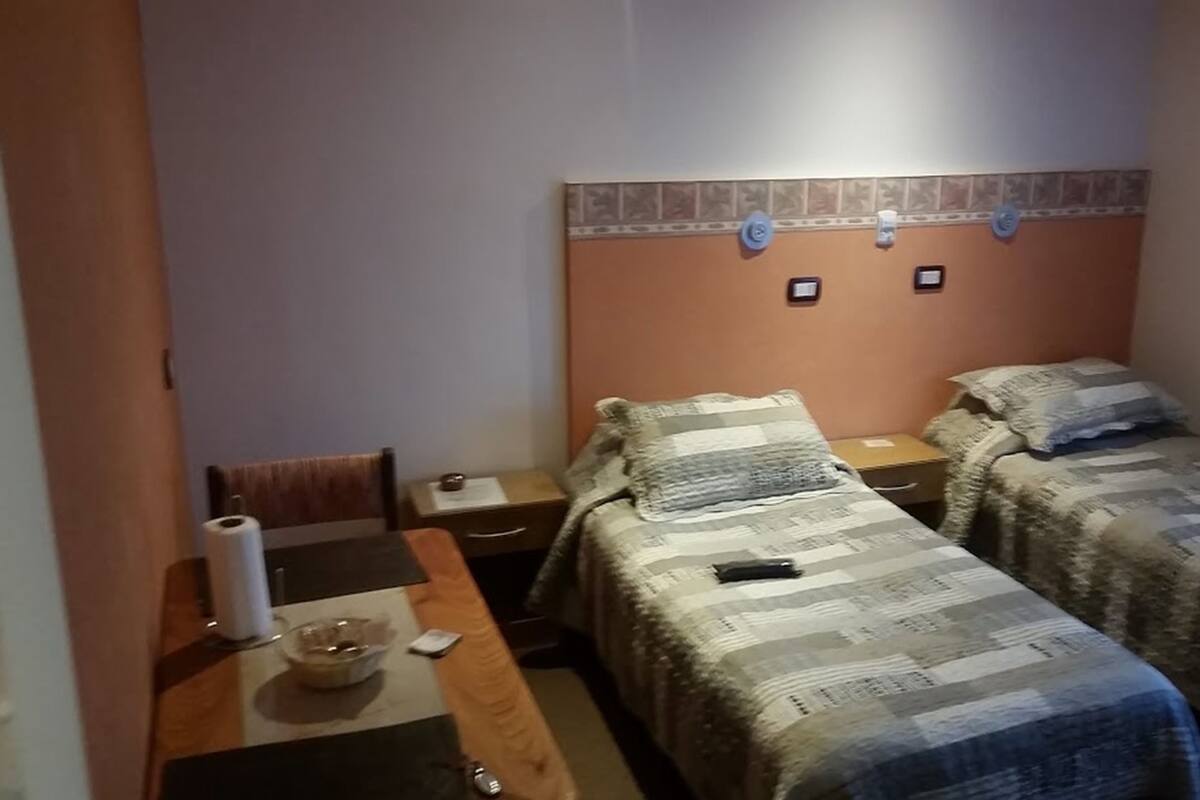 Kamar Double atau Twin Bisnis, 2 Tempat Tidur Twin, Bebas Asap Rokok | Tirai kedap cahaya, Wi-Fi gratis, dan seprai linen