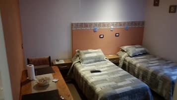 Kamar Double atau Twin Bisnis, 2 Tempat Tidur Twin, Bebas Asap Rokok | Tirai kedap cahaya, Wi-Fi gratis, dan seprai linen