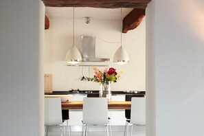 Appartement, 3 chambres | Restauration dans la chambre