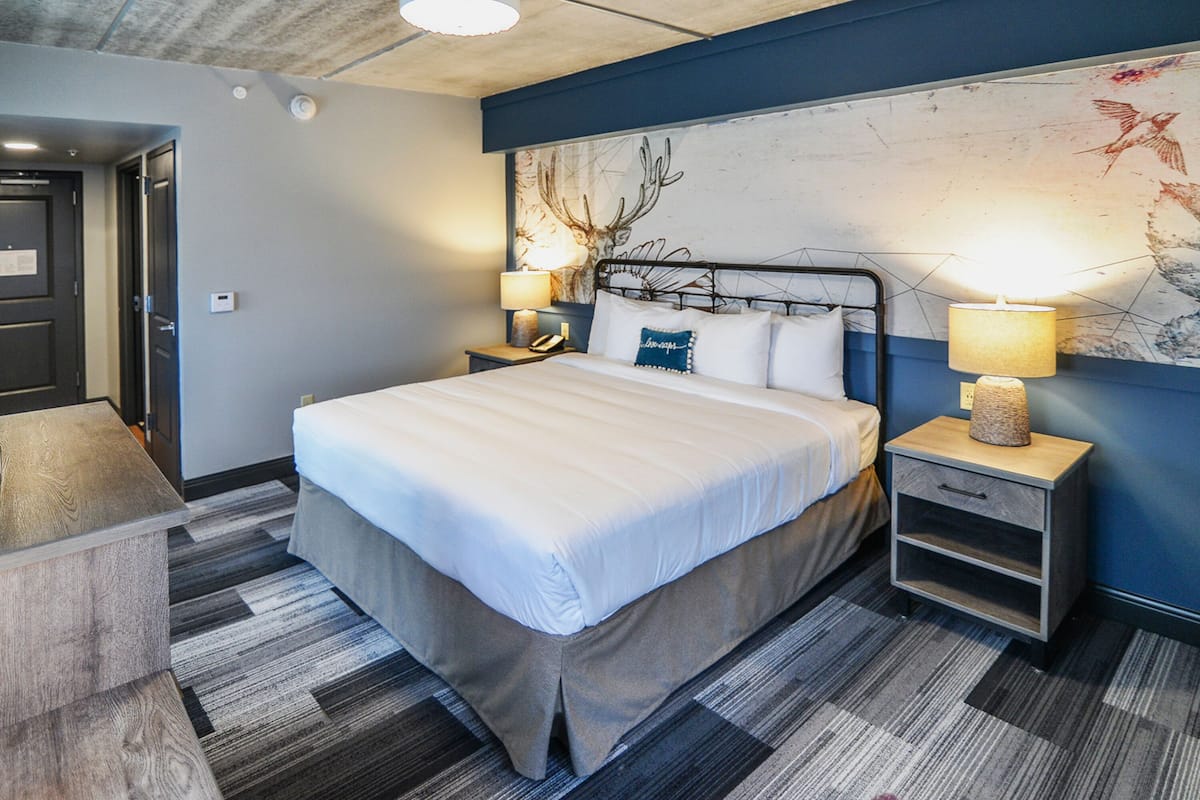 1 bedroom, premium bedding, desk, laptop workspace