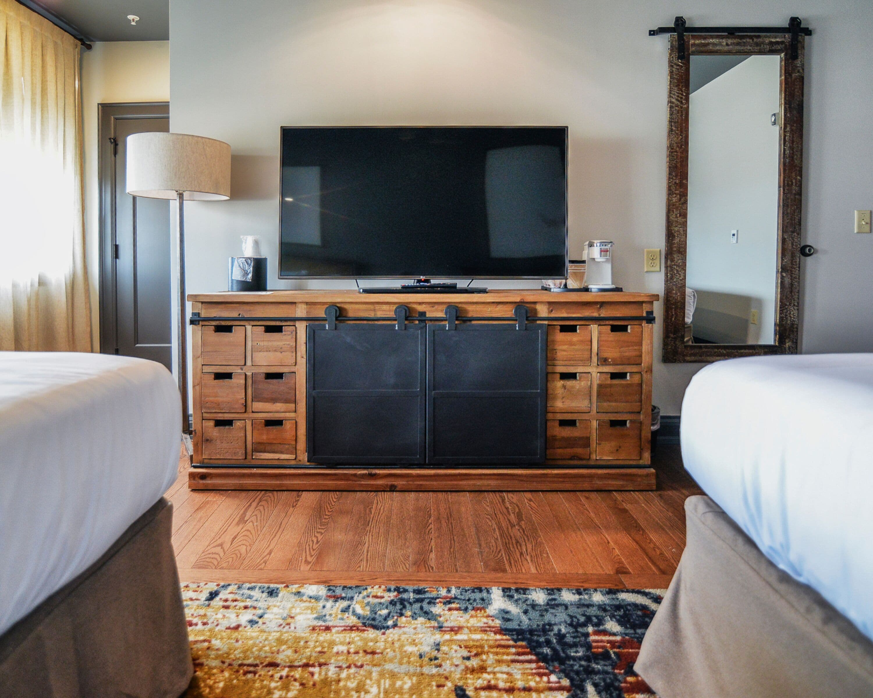 room, 2 queen beds, non smoking | living area | flat-screen tv