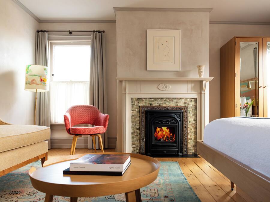 Grand Room, 1 Queen Bed, Fireplace (John St)