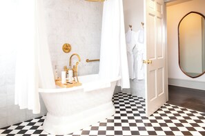 1 Schlafzimmer, italienische Bettbezüge von Frette