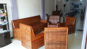 Área de estar no saguão