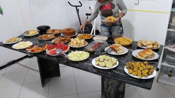 Café da manhã com buffet grátis todos os dias