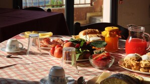 A table set for breakfast with a view of a balcony and mountains. - Albergo villa nobile (Chiaramonte Gulfi)