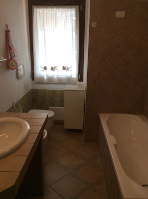 Articles de toilette gratuits, sèche-cheveux, bidet, serviettes fournies