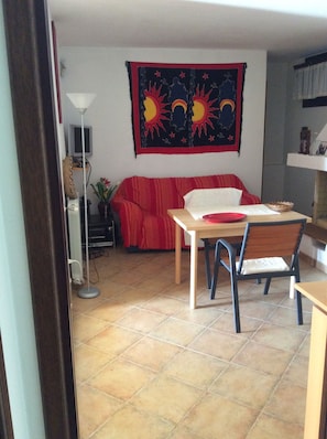 Apartamento panorámico | Zona de estar | Una televisión, una chimenea