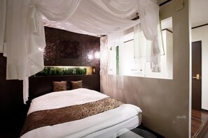 Minibar, desk, free WiFi, bed sheets