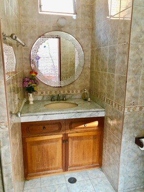 Habitación básica, 1 cama matrimonial, para no fumadores | Baño | Regadera y toallas