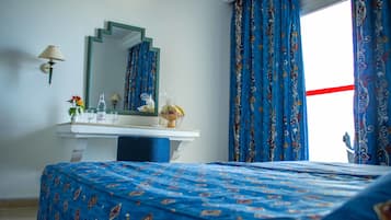 Phòng đôi phong cách cổ điển, quang cảnh biển | Bàn, màn/rèm cản sáng, bàn ủi/dụng cụ ủi quần áo