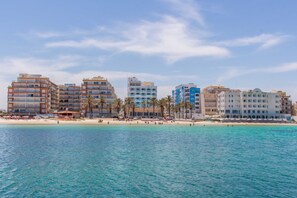 على الشاطئ، مظلات الشاطئ، مناشف للشاطئ، بار على الشاطئ