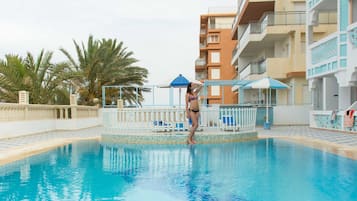 Una piscina techada, una piscina al aire libre de temporada