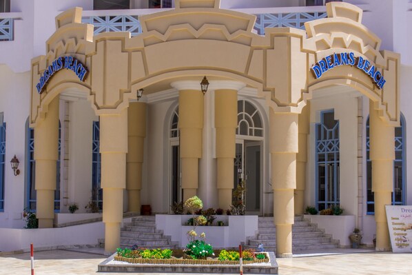 A building with a large arched entrance labeled "Dreams Beach." - Hotel Dreams Beach (Sousse)