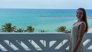 Un balcón con vista al mar y la playa.