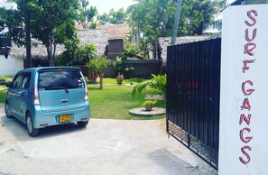 Front of property - Surf Gangs Hotel Arugambay (Arugam Bay)