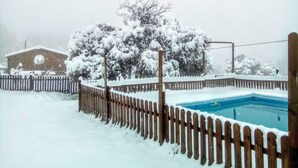 Seasonal outdoor pool - Alberg L' Auro - Hostel (Tora)