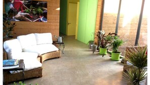 Living area - Alberg L' Auro - Hostel (Tora)