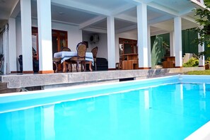 Una piscina al aire libre