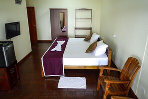 Kamar Standar | Minibar dan seprai linen