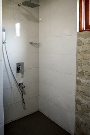 Standard Room | Bathroom shower - Kandy Tourmaline Lankavilla (Kandy)