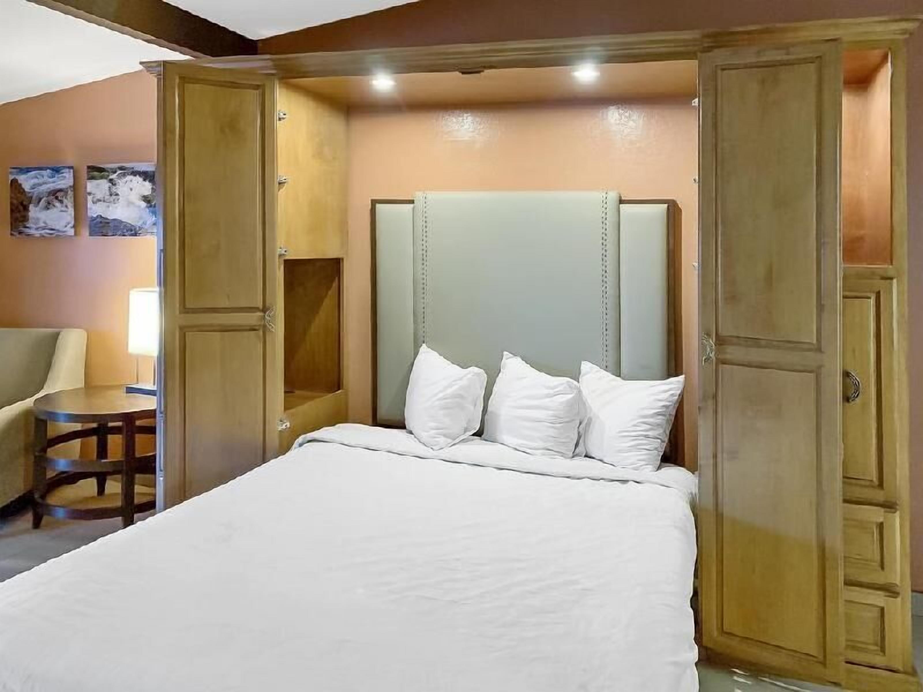 Desk, free cots/infant beds, rollaway beds, free WiFi