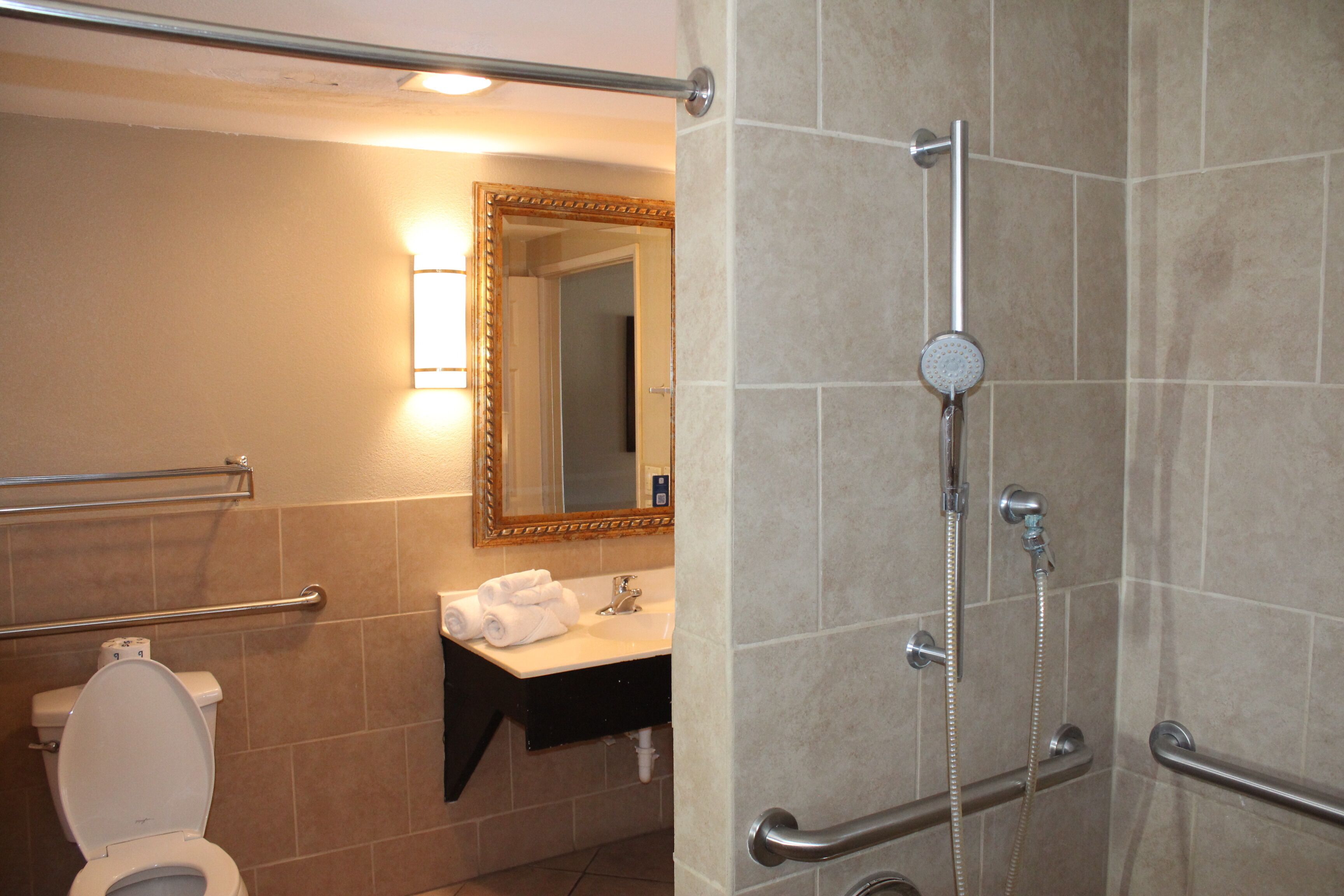 Habitación, 2 camas dobles, accesible para personas con discapacidad, no fumadores | Baño | Ducha y bañera combinadas y artículos de higiene personal gratuitos