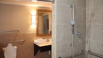 Habitación, 2 camas dobles, accesible para personas con discapacidad, no fumadores | Baño | Ducha y bañera combinadas y artículos de higiene personal gratuitos