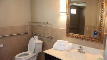 Chambre, 2 lits doubles, accessible aux personnes à mobilité réduite, non-fumeur | Salle de bain | Ensemble baignoire-douche, articles de toilette (gratuits)