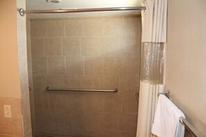 Quarto, 2 camas de casal, acessível, para não fumantes | Banheiro | Chuveiro/banheira combinados, produtos de toalete grátis