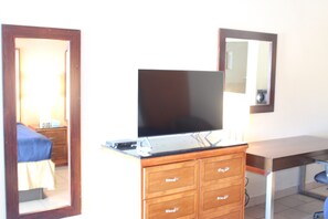 Room, 2 Double Beds, Accessible, Non Smoking | Living area | Flat-screen TV - Travelodge by Wyndham Blythe (Blythe)